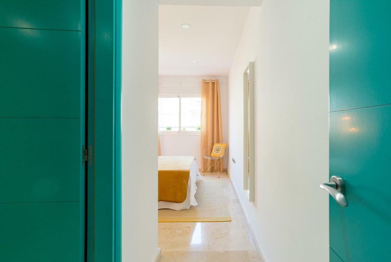 Charming Apartment On The Beach - Pool And Parking Malaga Exterior photo