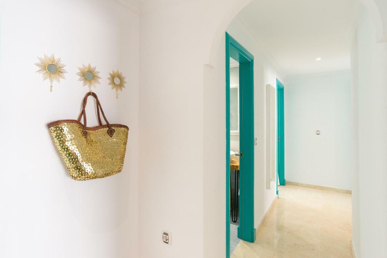 Charming Apartment On The Beach - Pool And Parking Malaga Exterior photo