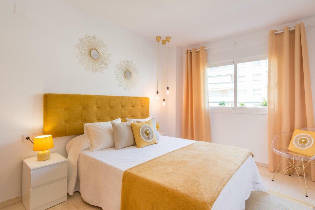 Charming Apartment On The Beach - Pool And Parking Malaga Exterior photo