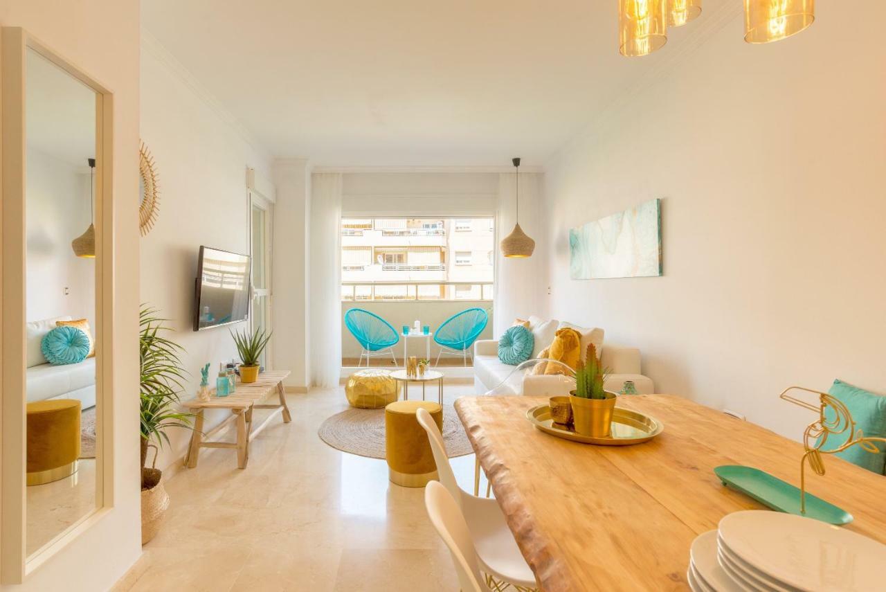 Charming Apartment On The Beach - Pool And Parking Malaga Exterior photo