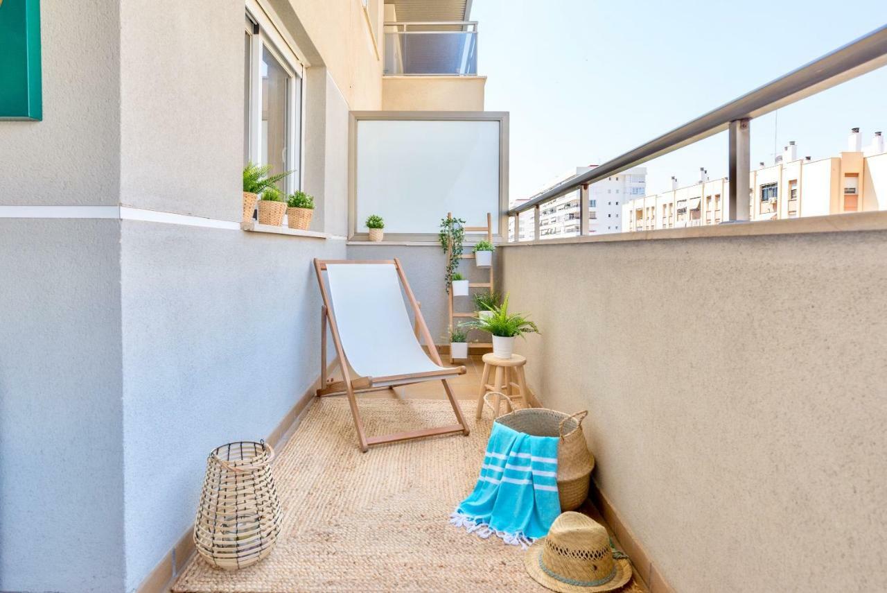 Charming Apartment On The Beach - Pool And Parking Malaga Exterior photo