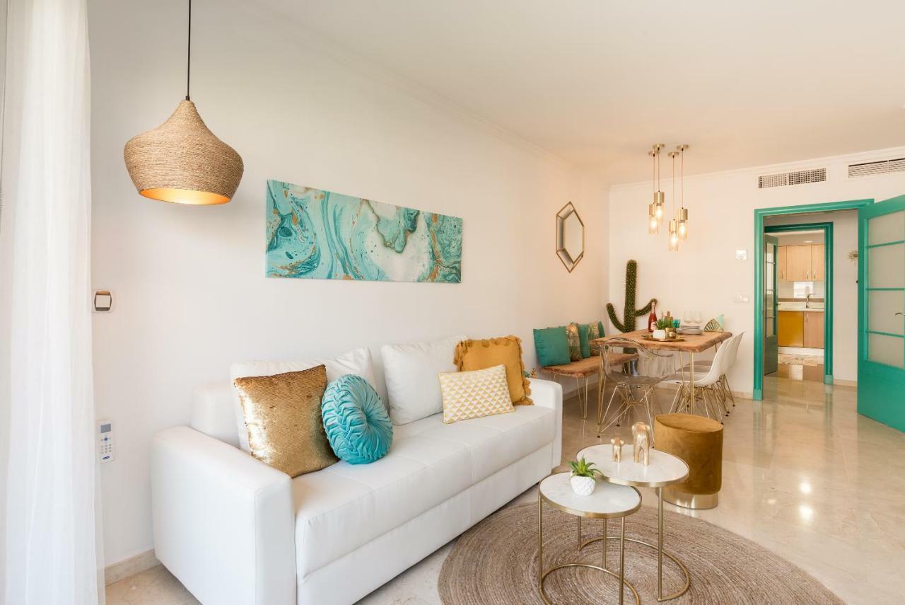 Charming Apartment On The Beach - Pool And Parking Malaga Exterior photo