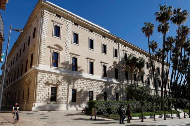Charming Apartment On The Beach - Pool And Parking Malaga Exterior photo
